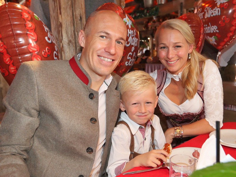 Der niederländische Bayern-Star Arjen Robben kam mit Ehefrau Bernadien Eillert und dem gemeinsamen Sohn.