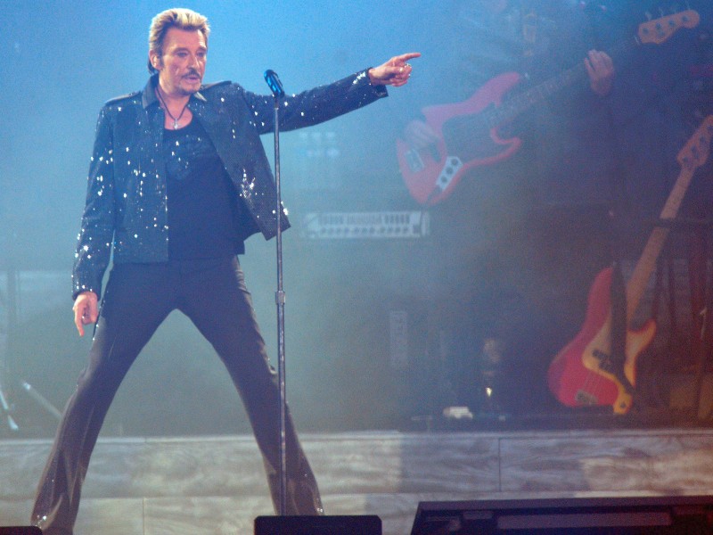 Der französische Rocksänger Johnny Hallyday ist am 6. Dezember im Alter von 74 Jahren an den Folgen einer Krebserkrankung gestorben. Der Nachwelt hinterlässt Frankreichs Musikikone mehr als 100 Millionen Tonträger und Ohrwürmer wie „Ma gueule“, (etwa: „Meine Schnauze“) und „Oh, ma jolie Sarah“ („Oh, meine schöne Sarah“).