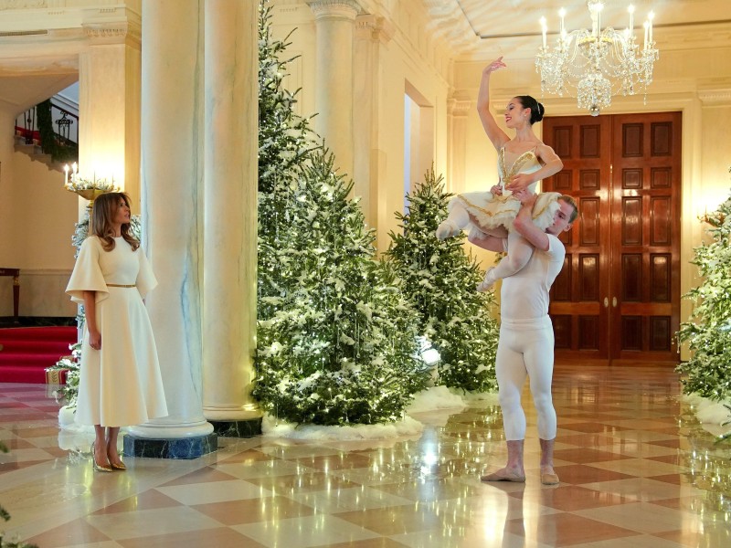 Ballettänzer zeigten während der Pressetour ihr Können vor der First Lady. 