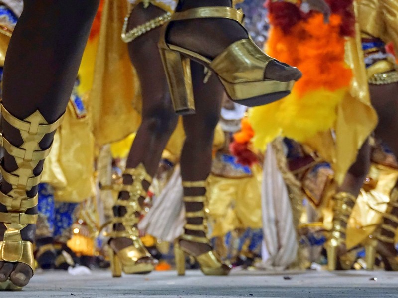 In diesen Tagen tanzen die besten Samba-Schulen der Stadt durch die prachtvolle Paradestraße mit Platz für rund 70.000 Besucher auf den Tribünen. 