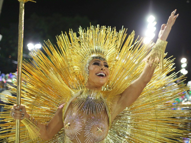 Trommel-Königin Sabrina Sato von der „Vila Isabel“-Sambaschule zeigte sich ganz in Gold – von vorne und...
