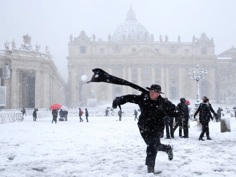 Die Kälte erfasst ganz Europa: In der italienische Hauptstadt Rom sind Schneeball-werfende Priester auf dem Petersplatz eher eine Seltenheit. Eigentlich ist es dort wärmer als in Deutschland.