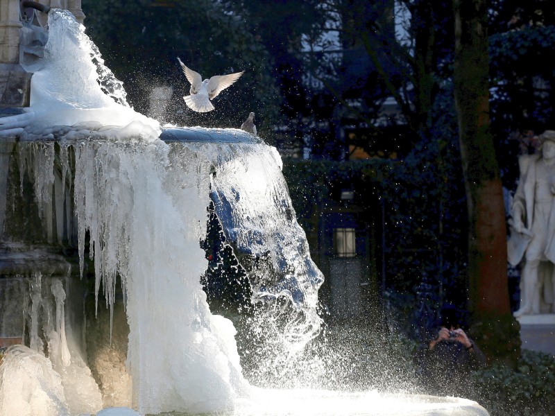 In Brüssel (Belgien) gefriert sogar komplett das Wasser eines Springbrunnens. 