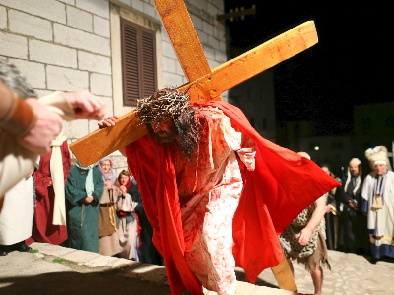 Zum Gedenken an die Kreuzigung Jesu wird im kroatischen Imotski die Passion Christi von Schauspielern gezeigt. 