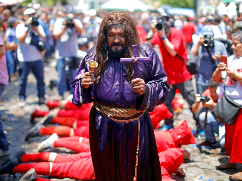 Ein weiterer Teil dieser Zeremonie: Ein als Jesus Christus verkleideter Mann läuft über liegende „Dämonen“. 