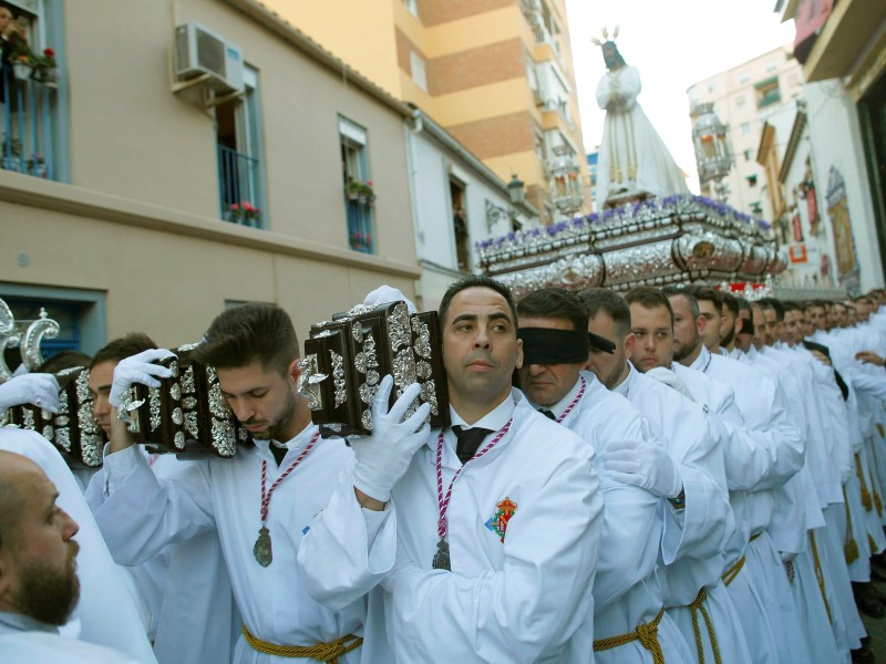 Hunderte Prozessionen werden in ganz Spanien während der Zeit um Ostern in der „Semana Santa“, der heiligen Woche, abgehalten. In Málaga wird während einer Prozession der Bruderschaft „El Cautivo“ eine Statue Christus durch die Gassen getragen. 