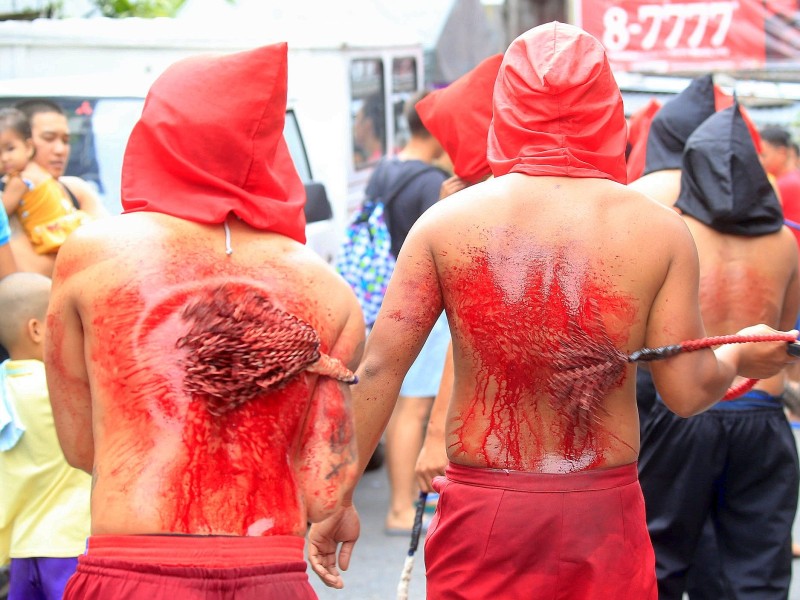 Auf den Straßen der philippinischen Hauptstadt Manila begehen Menschen blutige Selbstgeißelungen, um für ihre Sünden zu büßen. 