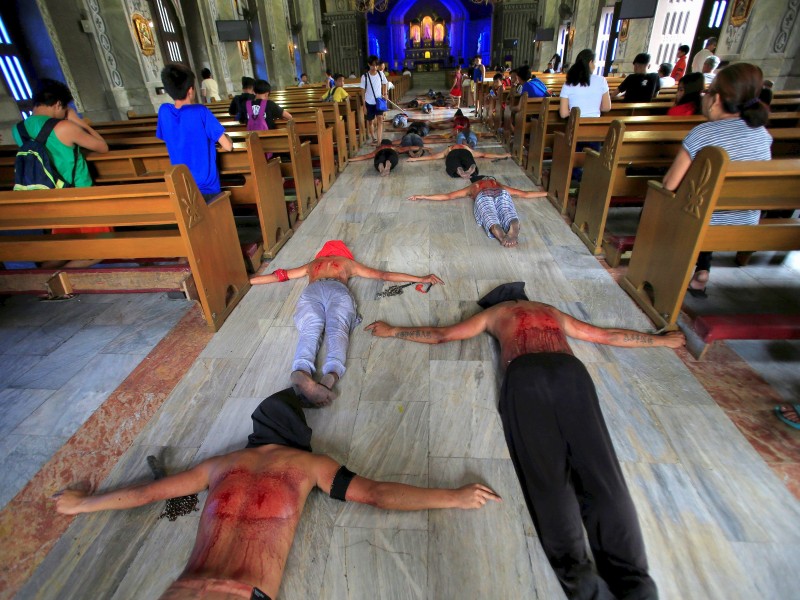 Büßer, die auf einem Kirchenboden im philippinischen Mandaluyong liegen.