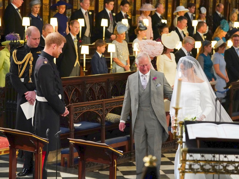 Da Meghans Vater gesundheitliche verhindert ist, bringt Prince Charles, ihr Schwiegervater, die Braut zum Altar.