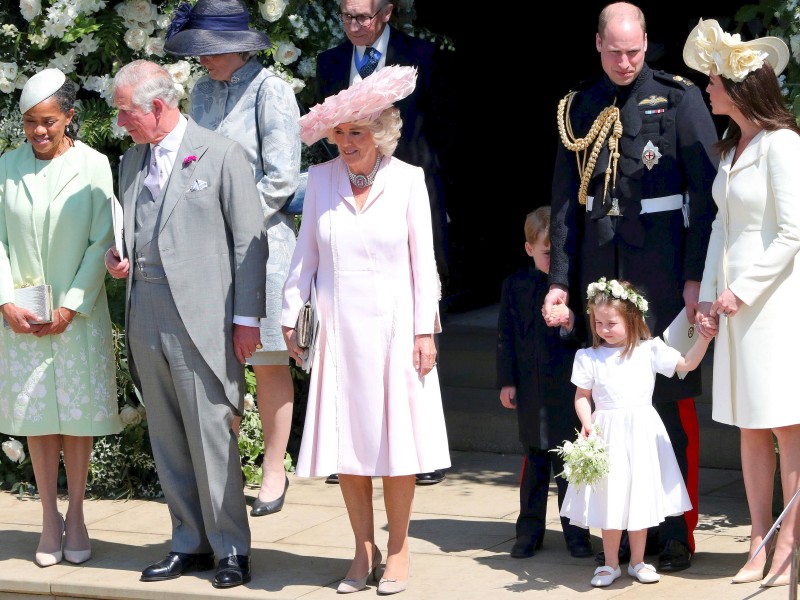 Der enge Familienkreis des Brautpaars: (v.l.) Doria Ragland, Mutter von Meghan Markle, Prinz Charles, die Prinzessin von Wales, die Herzogin von Cornwall, Herzog und Herzogin von Cambridge und die Kinder Prinz George und Prinzessin Charlotte. 