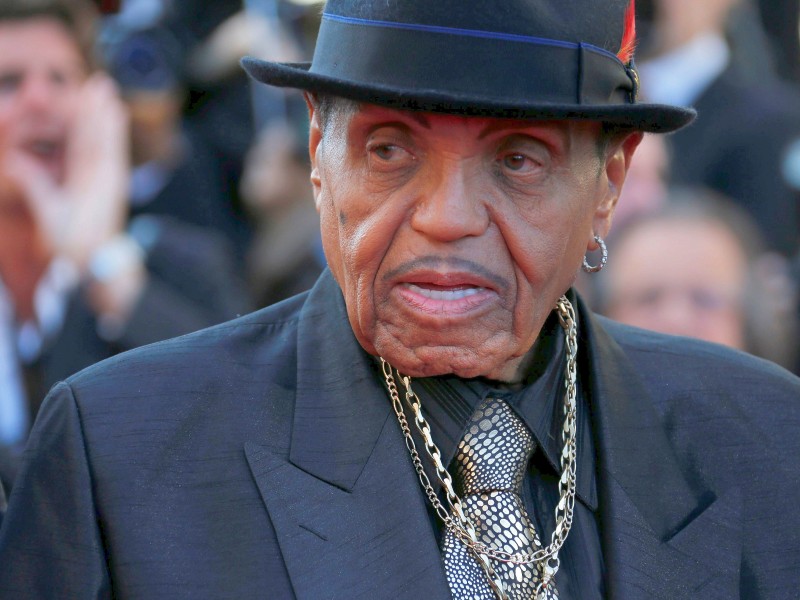 Joe Jackson im Jahr 2014: Der Vater des bereits 2009 gestorbenen Pop-Superstars Michael Jackson ist am 27. Juni im Alter von 89 Jahren gestorben. Das bestätigte der Nachlassverwalter Michael Jacksons. Joe Jackson war Vater von elf Kindern, darunter auch Sängerin Janet Jackson. Fünf seiner Söhne wurden als Jackson 5 unter seinem Management weltberühmt. Erst spät gab Joe Jackson zu, dass er seine Kinder misshandelt hatte. Jackson starb einem Bericht zufolge in einem Hospiz in Las Vegas. Er gehört zu den Persönlichkeiten, die in diesem Jahr gestorben sind.