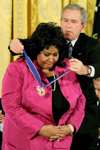 2005 verlieh der damalige Präsident George W. Bush Aretha Franklin die Freiheitsmedaille, die höchste Auszeichnung, die der Präsident an Zivilisten vergeben kann. 