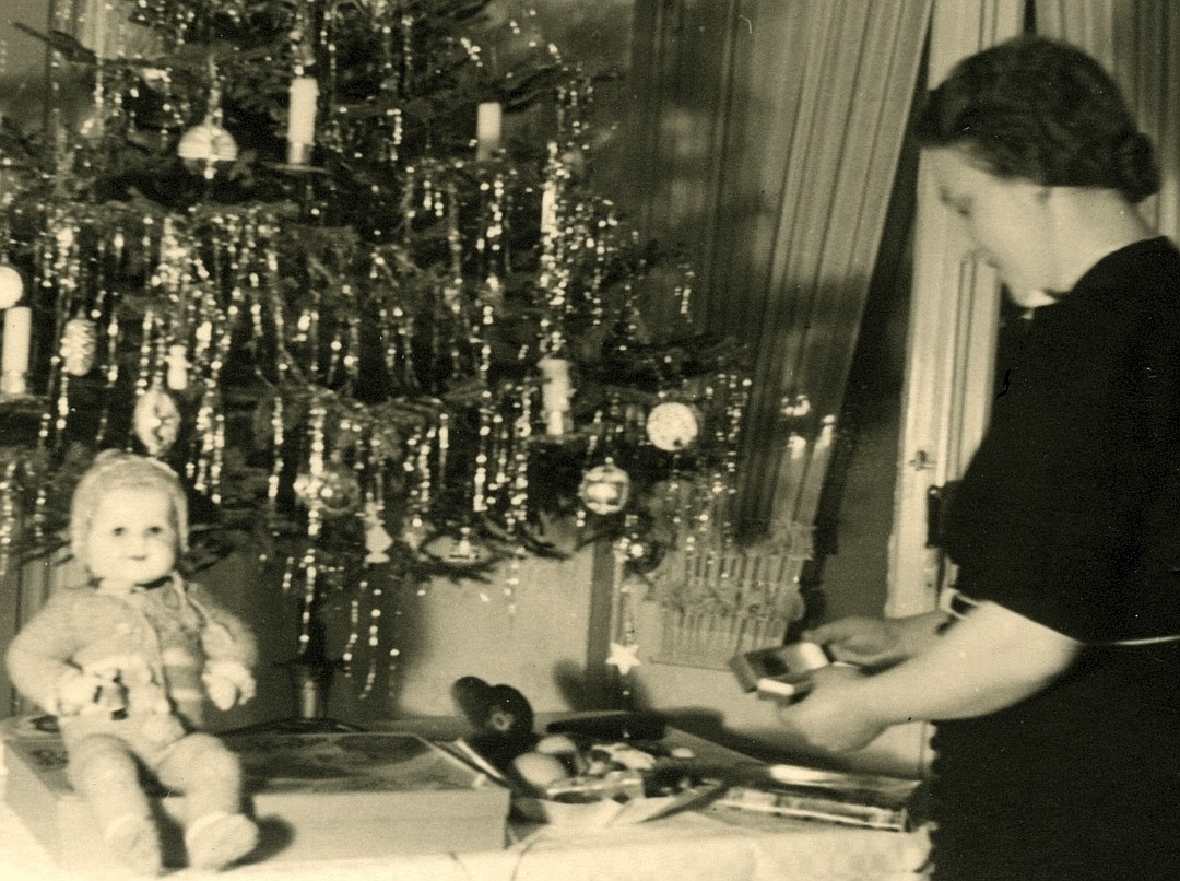 Historische Fotos umfasst die Sammlung. Private Weihnachtsmotive,  wie dieses, sind selten zu bekommen.
