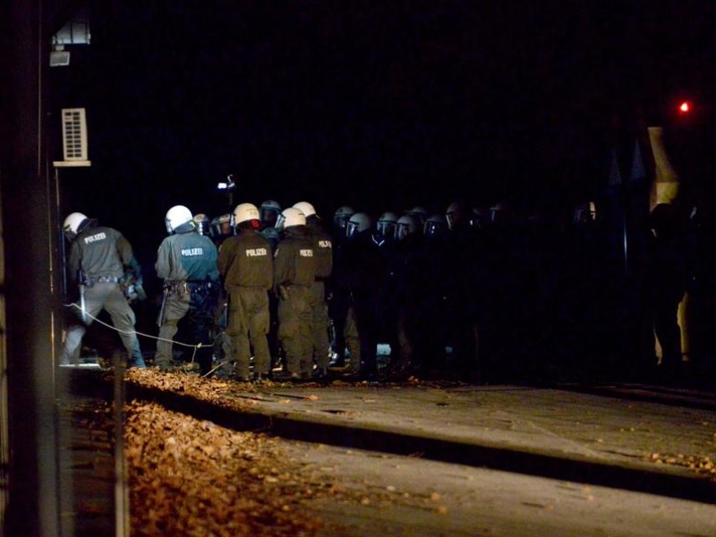 Die Einsatzkräfte nahmen vor Ort zehn Menschen fest und räumten das Umfeld des Gebäudes.