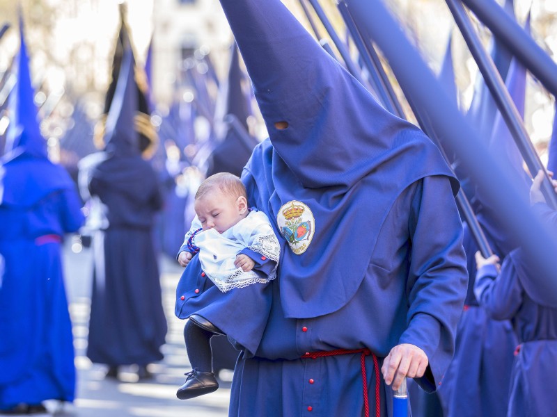 Mitglieder der Bruderschaft „El Baratillo“ in Sevilla – mit Nachwuchs.