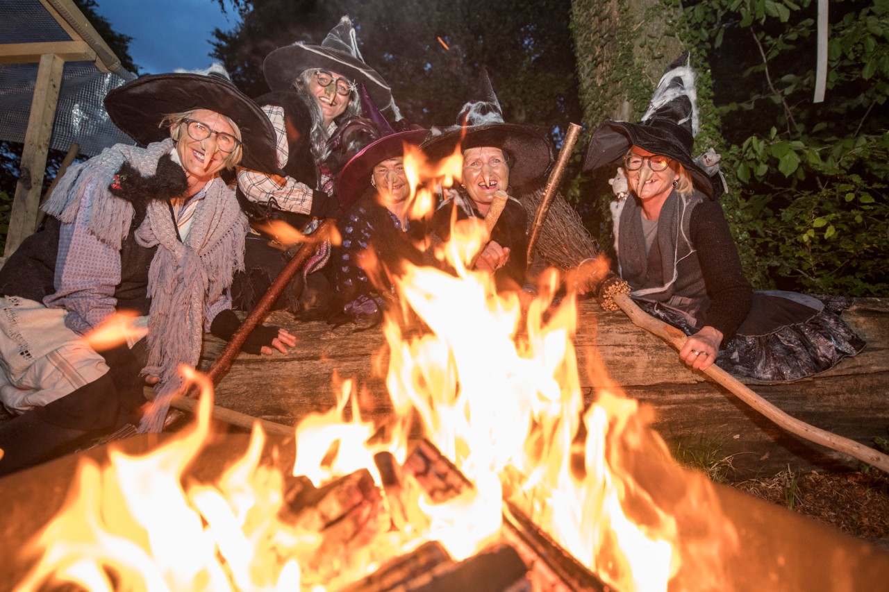 Als Hexen verkleidete Frauen stehen vor einem Lagerfeuer, um in der Nacht zum 1. Mai das traditionelle Walpurgisfest zu feiern. Die Walpurgisnacht ist ein traditionelles europäisches Fest, das seinen Namen nach der Heiligen Walburga erhalten hat. 