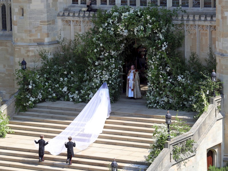 Es gibt kleinere Komplikationen mit Meghans Schleppe, dann aber ist alles geordnet und die Braut schreitet die Stufen zur Kirche hinauf. 