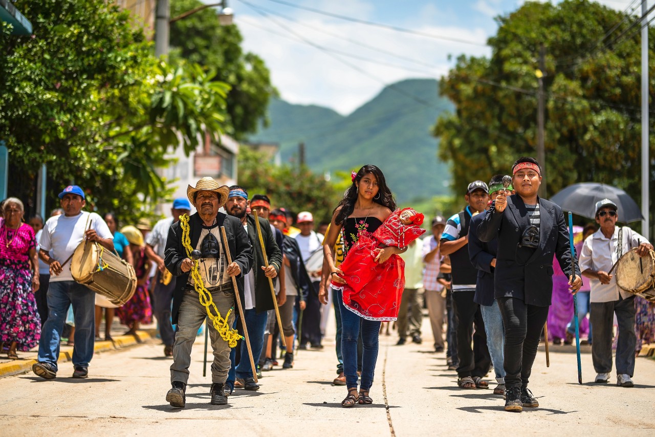 Die Dorfbewohner nehmen an den Feierlichkeiten zu Ehren des Heiligen San Pedro teil. 