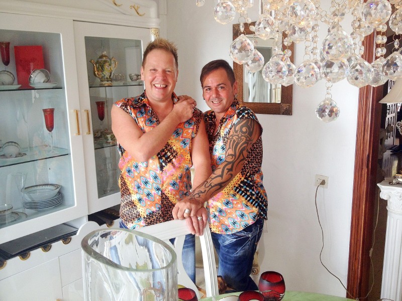 Aus dem Westerwald nach Gran Canaria ging es vor neun Jahren für die schwulen Friseure Jörg und Fabio Klein (von links). Auf der Insel eröffneten die beiden, die immer in gleichen Outfits erscheinen, einen eigenen Friseursalon.