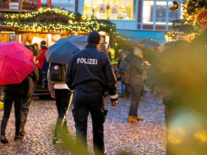 Mitte Dezember 2019: Die Alkoholfahrt eines 54-Jährigen endete auf einem ungewöhnlichen Parkplatz. Der Mann rammte auf einem Weihnachtsmarkt in Heubach erst einen Stand, ließ dann sein Auto stehen – um auf dem Markt weiterzutrinken. Dann setzte sich der Unfallfahrer wieder in sein Auto und stellte es in der Nähe ab. Gerade als der Mann parken wollte, wurde er von einer Polizeistreife gestoppt. Den Unfallschaden schätzte die Polizei auf über 4000 Euro.