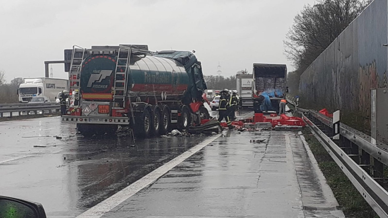 Auf der A1 bei Dortmund hat es einen schweren Lkw-Unfall gegeben.
