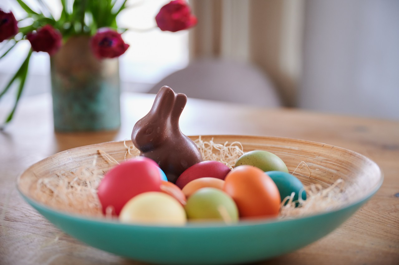 Ob aus Schokolade oder gekocht und gefärbt: Ostereier sollen bei Aldi, Lidl und Co teurer werden. (Symbolbild)