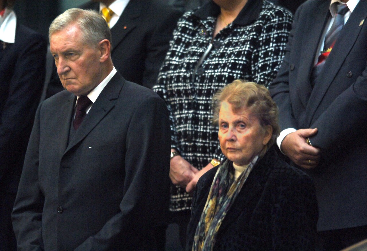 2005: Von der Besuchertribüne im Berliner Bundestag aus verfolgen die Eltern von Angela Merkel, Horst und Herlind Kasner, die Wahl ihrer Tochter zur Bundeskanzlerin. 