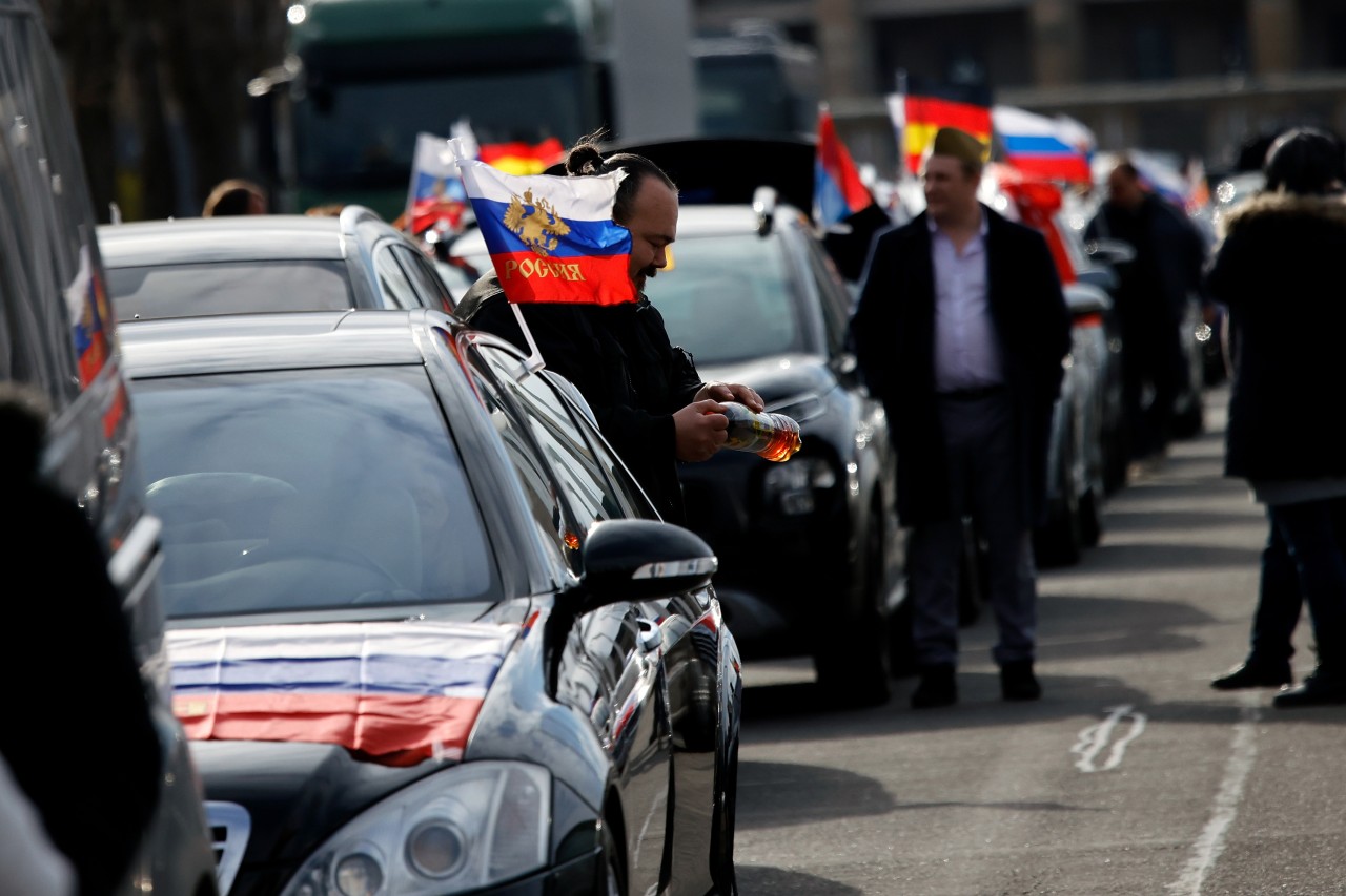 Russische  wehen an einem Auto auf dem Olympiaplatz vor dem Olympiastadion.