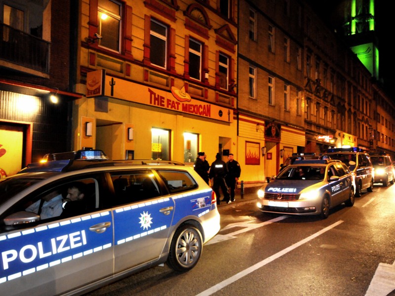 30. August 2013: Mehr als 100 Bandidos randalieren im Duisburger Rotlichtviertel. Die Rocker attackieren mit Eisenstangen Fahrzeuge auf der Kreuzung vor ihrem Vereinsheim, zertrümmern Scheiben und werfen Flaschen. Die Polizei ist mit einem Großaufgebot im Einsatz.