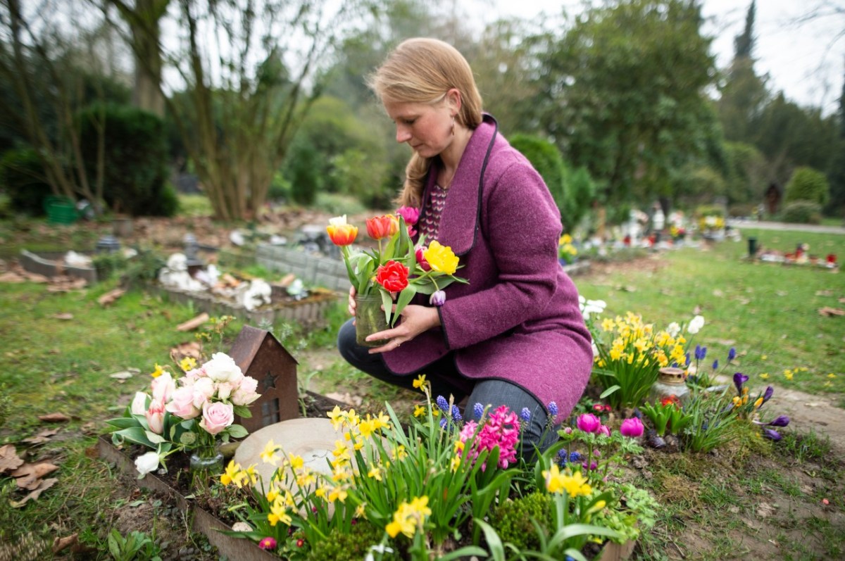 Bochum: Rebekka Kunstmann am Grab ihrer toten Tochter, das immer wieder verwüstet wird.
