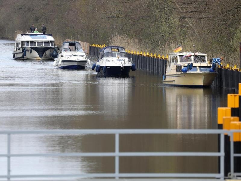 Boote warten vor der Schleuse auf der Müritz-Havel Wasserstraße. Der Wassertourismus auf der Mecklenburgischen Seenplatte steht vor einem neuen Saisonstart.