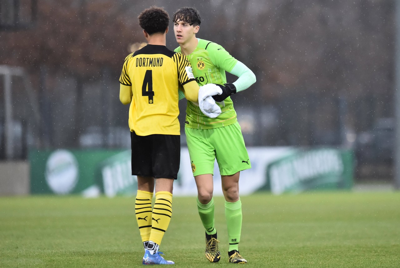 Bei Borussia Dortmund gilt Silas Ostrzinski (r.) als großes Talent.