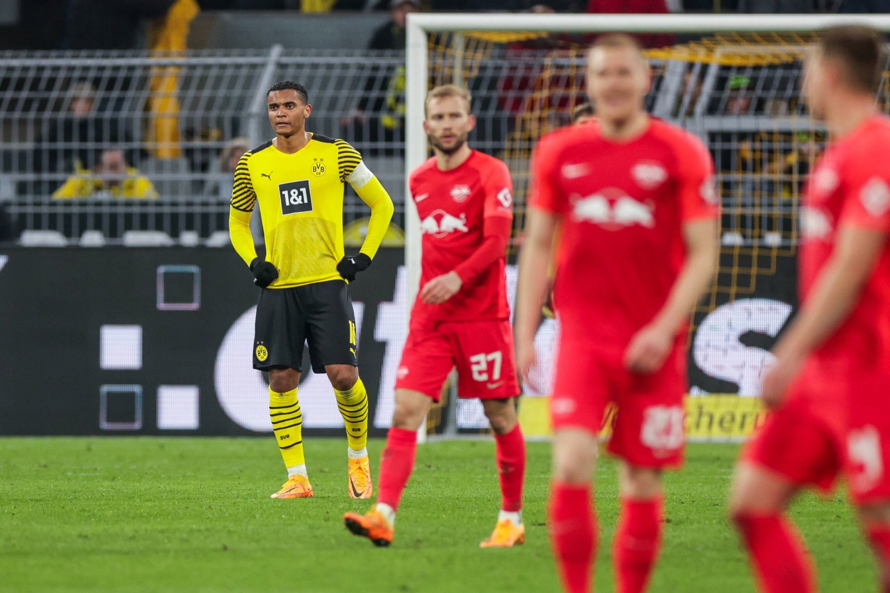 Borussia Dortmund unterliegt zuhause 1:4 gegen RB Leipzig. Innenverteidiger Manuel Akanji (l.) wirkt ratlos. 