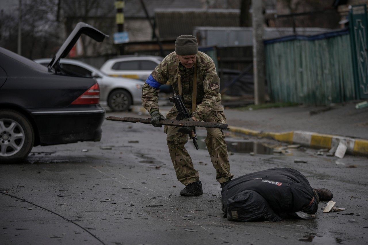 Am Samstag drangen ukrainische Soldaten in die zuvor von Russen besetzte Städtchen Butscha bei Kiew ein. Hier untersucht ein Soldaten den toten Körper eines Zivilisten auf Sprengfallen. Bei ihrem Vormarsch wurden die Ukrainer Zeugen der katastrophalen Zustände vor Ort. 