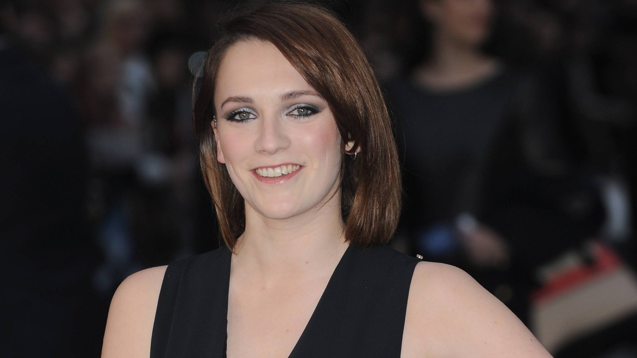 Charlotte Ritchie ist eine britische Schauspielerin, Sängerin und Songwriterin. Charlotte Ritchie ist eine britische Schauspielerin, Sängerin und Songwriterin.