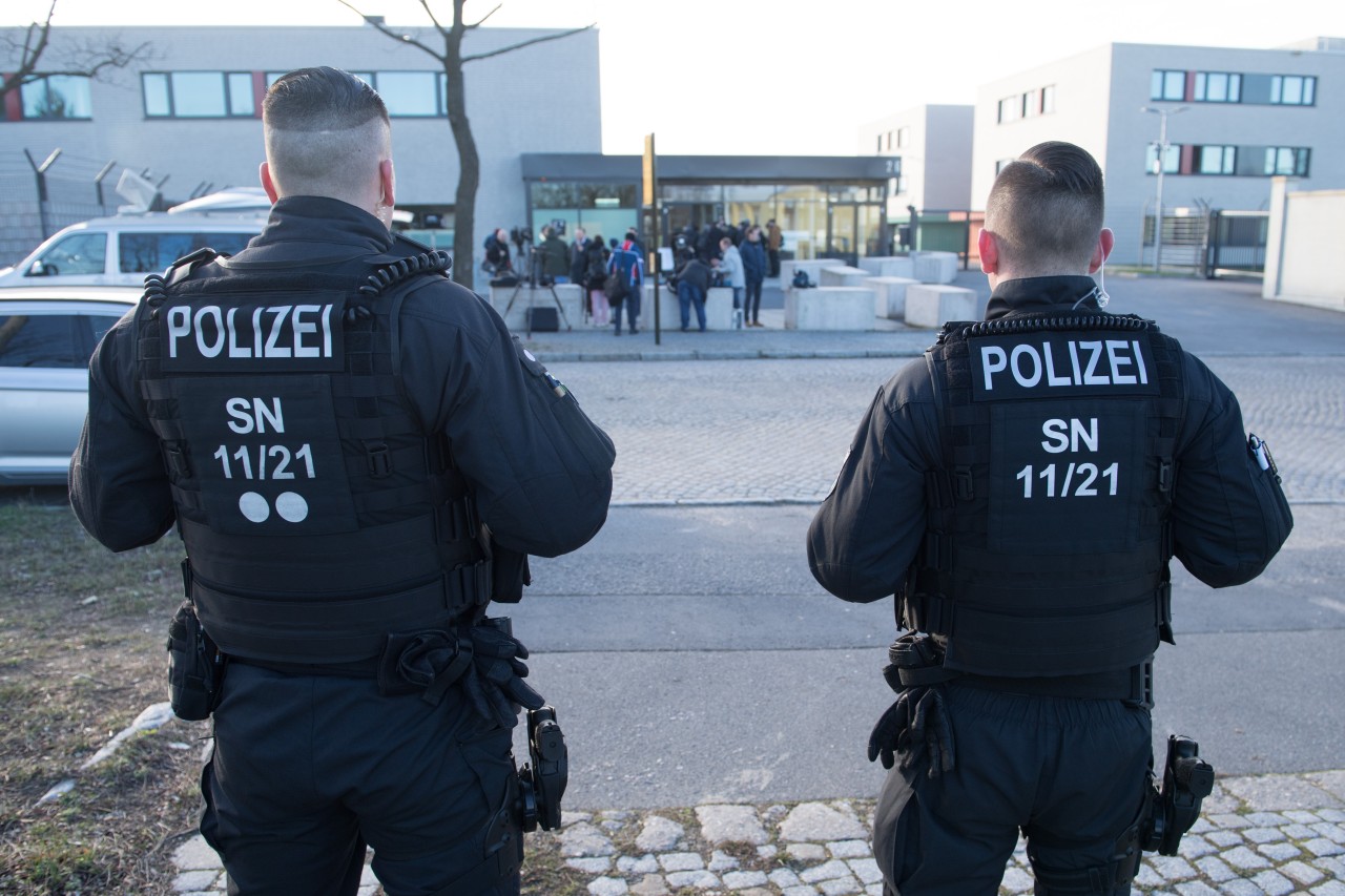Die Polizei patroulliert vor dem Oberlandesgericht in Dresden.