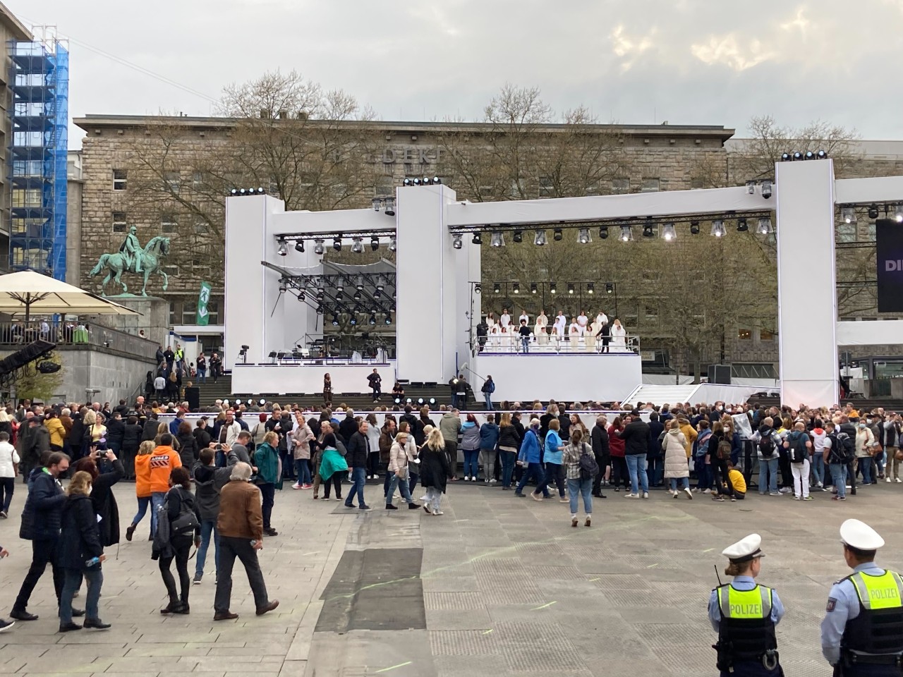 Der Burgplatz in Essen füllt sich. Die Besucher wollen für die RTL-Produktion „Die Passion“ die besten Plätze ergattern.