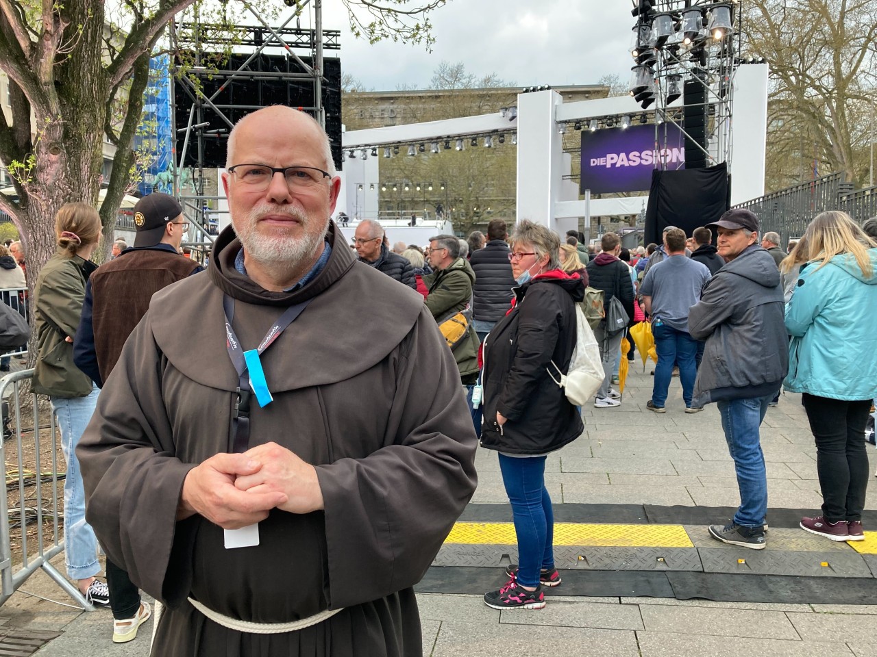 Pater Josef ist in seiner Kutte für das RTL-Spektakel „Die Passion“ angereist.
