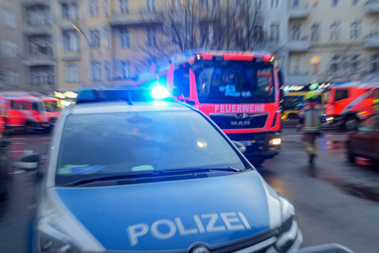 In Dortmund musste die Polizei und die Feuerwehr mitten in der Nacht plötzlich ausrücken. (Symbolbild)