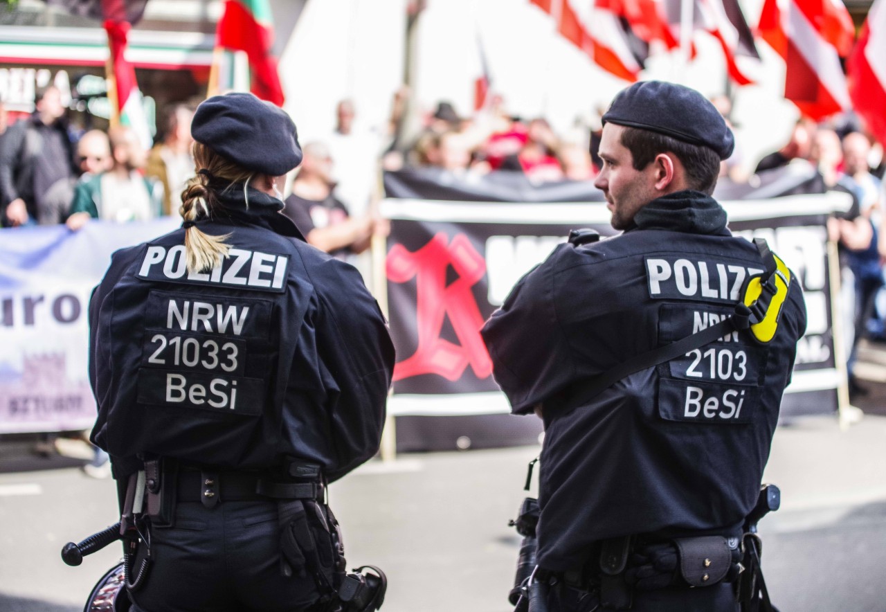 Dortmund: Die Polizei, anwesend auf einer Demonstration von Neonazis. (Archivbild)