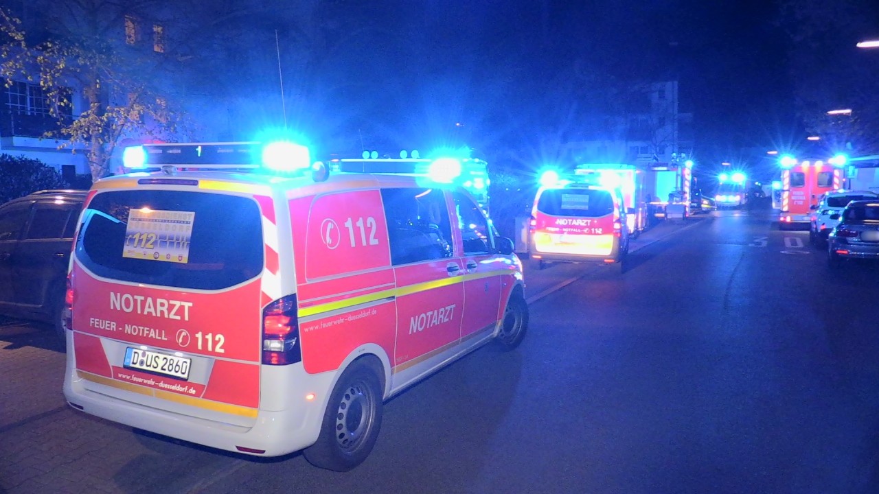 Düsseldorf: Großeinsatz von Feuerwehr und Polizei nach einer Messer-Attacke.