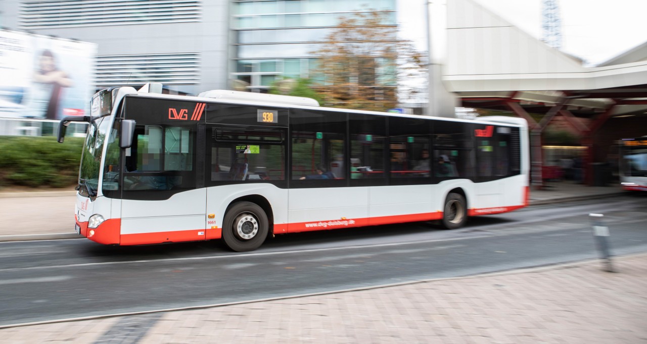 In Duisburg hat es einen Unfall zwischen einem Linienbus und einem Lkw gegeben. (Symbolbild)
