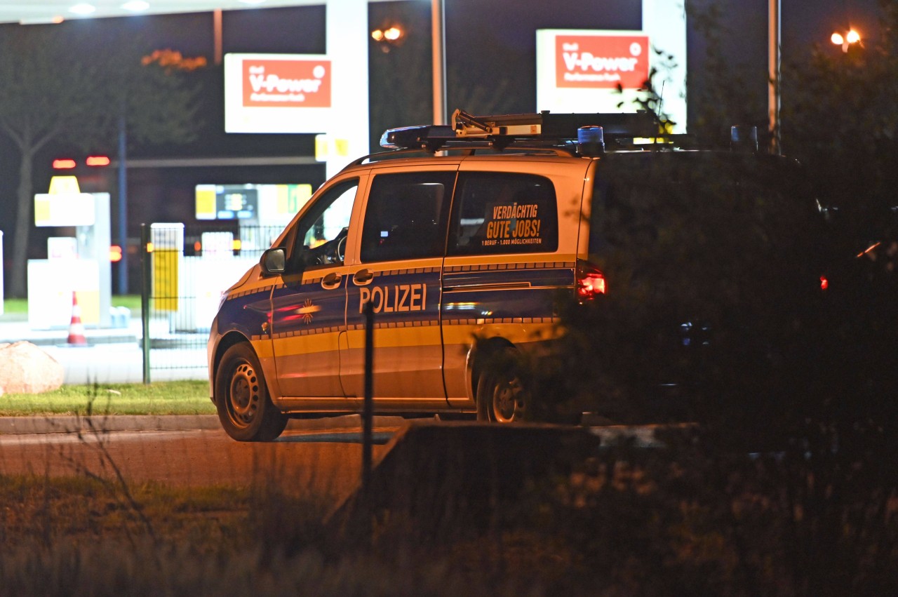 In Duisburg wurde an Mann an einer Tankstelle mit einem Messer verletzt. (Symbolbild)