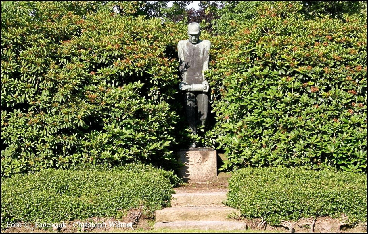 Essen: Die Statue des „trauernden Bergmanns“ erinnert auf dem Nordfriedhof an die Opfer eines Grubenunglücks. Sie wurde gestohlen. (Archivfoto)
