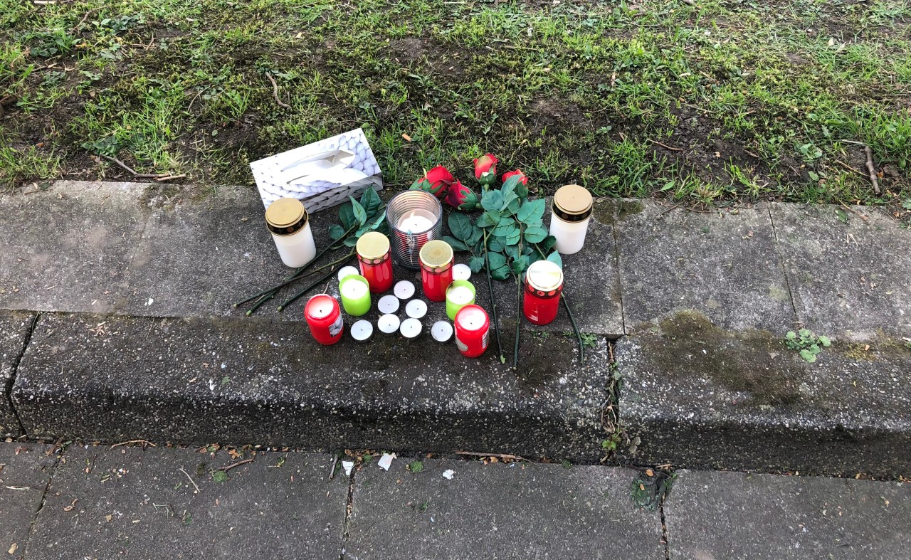 An der Unglücksstelle in Essen-Borbeck liegen bereits Kerzen und Blumen zum Gedenken der beiden jungen Opfer.