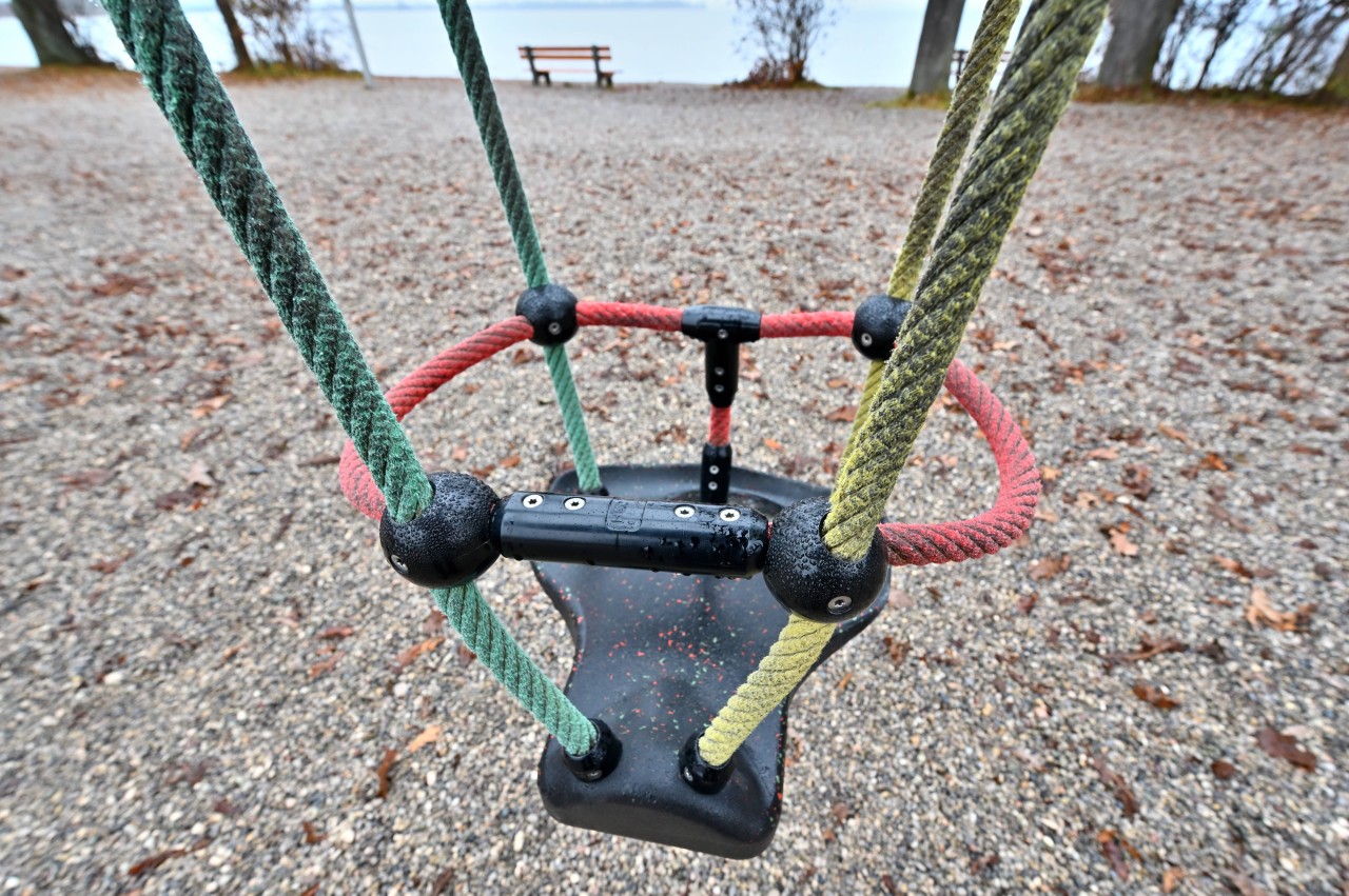 Essen: Kurioser Einsatz auf Kinder-Spielplatz. Einer jungen Frau wird eine Babyschaukel zum Verhängnis. (Symbolbild)