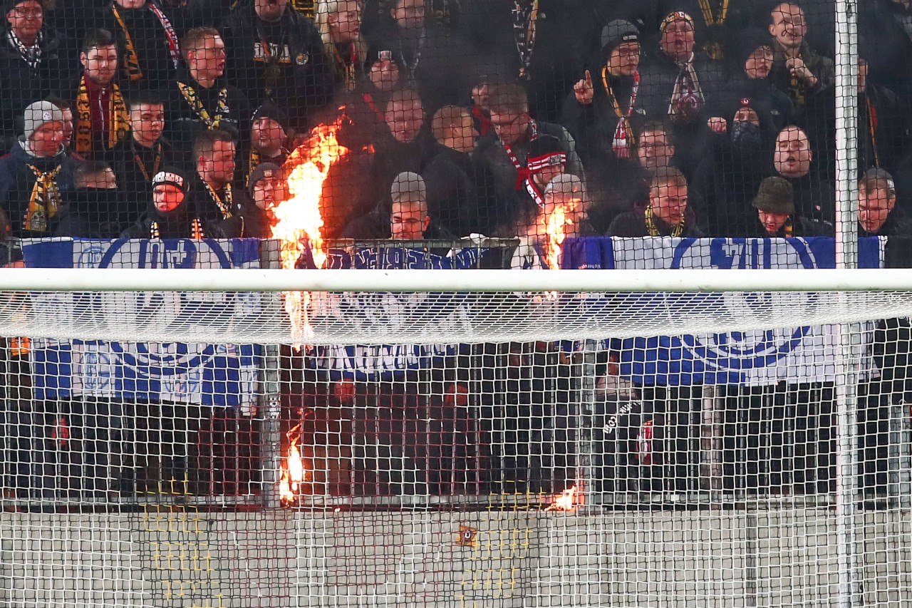 Nach Spielende verbrennen Dresden-Fans Fanartikel des FC Schalke 04.