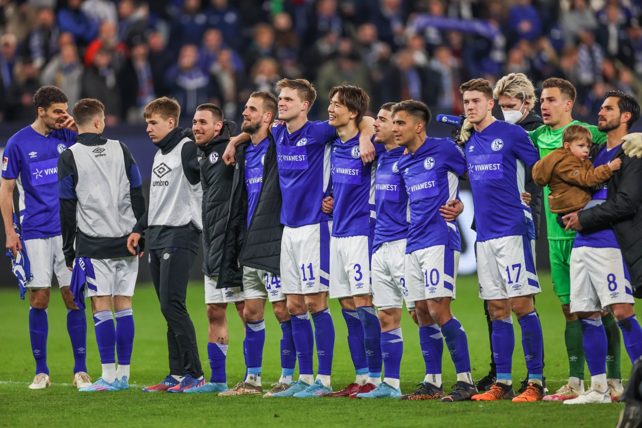 Die Spieler des FC Schalke 04 feierten nach Abpfiff gemeinsam mit den Fans.