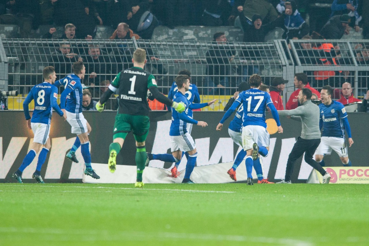 Gemeinsam mit seinen Spielern bejubelte der ehemalige Schalke-Trainer Domenico Tedesco den Last-Minute-Ausgleich gegen Borussia Dortmund.
