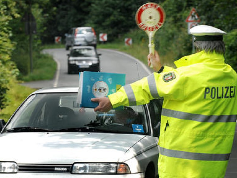 Falsch: Wenn einer meine Punkte gegen Bares übernehmen will, soll er doch.

Kommt die Polizei dahinter, kann das ernste Konsequenzen für beide Seiten haben. Der falsche Fahrer begeht eine mittelbare Falschbekundung (Freiheitsstrafe zwischen drei Monaten und fünf Jahren). Der Verkehrssünder riskiert eine Geldstrafe oder bis zu drei Jahre Haft